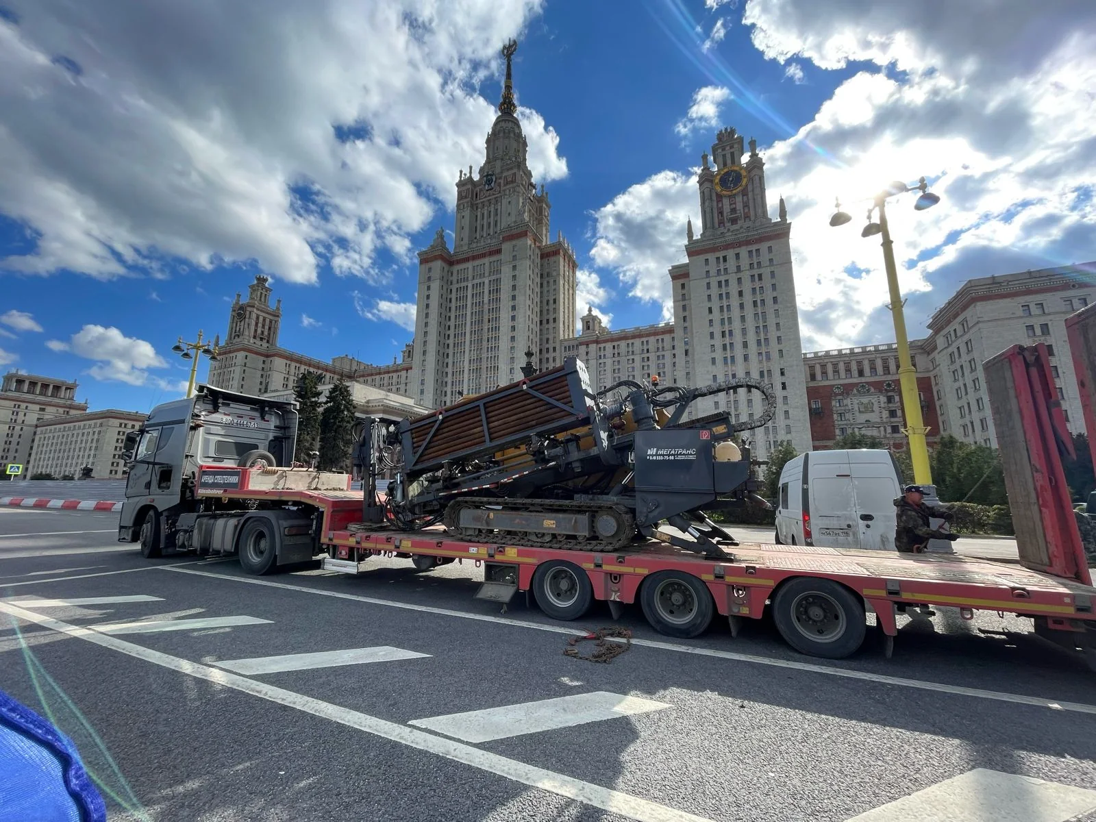 Перевозка буровой установки по городской площадке